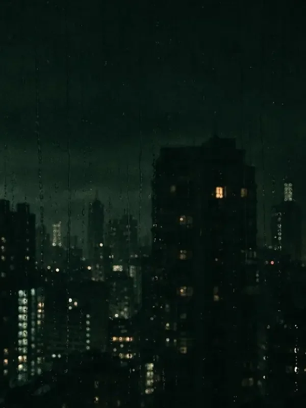 《顶楼那盏灯》短剧封面：雨夜窗玻璃外唯一亮着灯的顶楼窗户